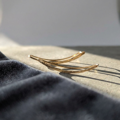 14k gold U-shaped hammered earrings